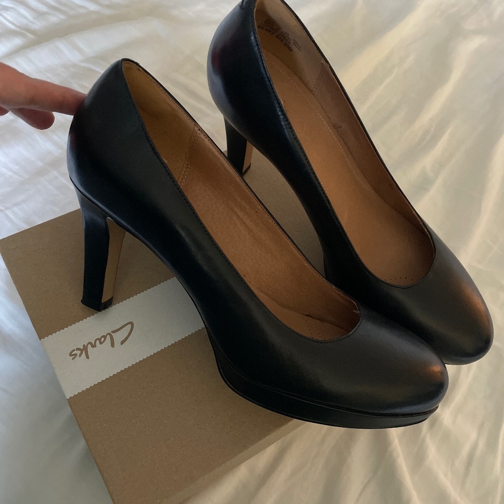 New never worn Clarks Artisan Delsie Bliss platform pump heel size 9